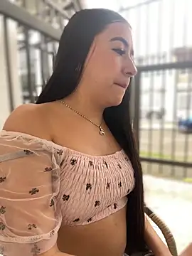 AuroraJohns Pink online show from 02/02/26, 09:35