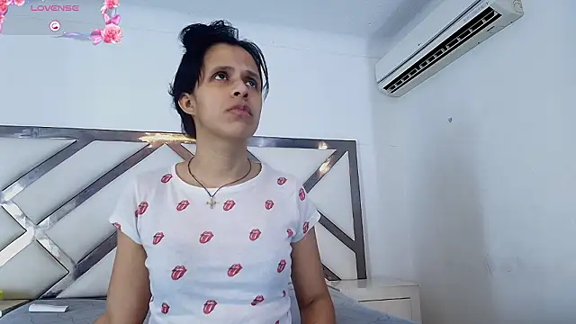 Snapshot of mitzukywinteer chatting on 03/04/26, 09:32 mitzukywinteer online show from 03/04/26, 09:32