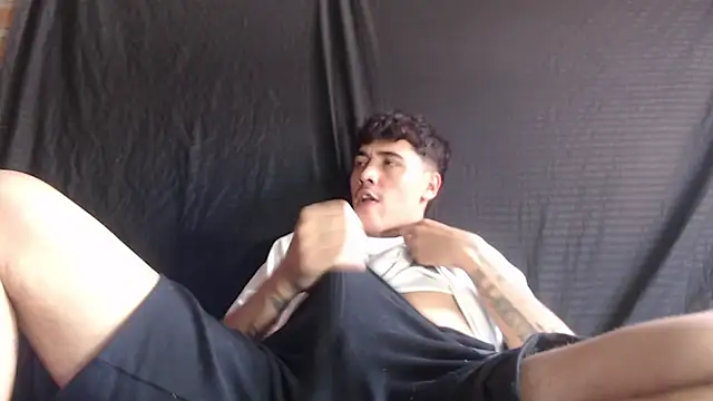 Snapshot of Andres1037 chatting on 02/09/26, 04:33 Andres1037 online show from 02/09/26, 04:33