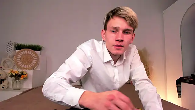 Snapshot of Volan_Starts chatting on 02/02/26, 12:37 Volan Starts online show from 02/02/26, 12:37