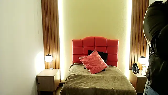 Snapshot of IvonneRoss_ chatting on 02/12/26, 12:00 IvonneRoss online show from 02/12/26, 12:00