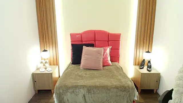 Snapshot of IvonneRoss_ chatting on 02/24/26, 12:14 IvonneRoss online show from 02/24/26, 12:14