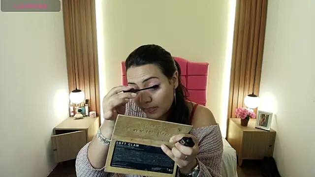 IvonneRoss  online show from 04/06/26, 11:55