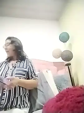 Snapshot of RosseLaure chatting on 02/03/26, 01:37 RosseLaure online show from 02/03/26, 01:37