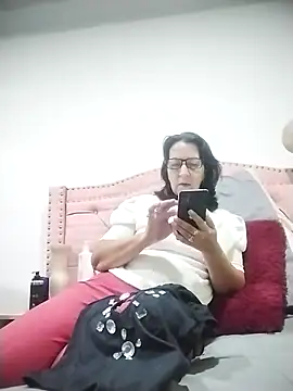 Snapshot of RosseLaure chatting on 02/07/26, 01:42 RosseLaure online show from 02/07/26, 01:42