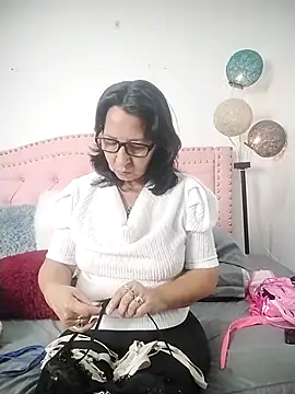 Snapshot of RosseLaure chatting on 02/13/26, 02:07 RosseLaure online show from 02/13/26, 02:07