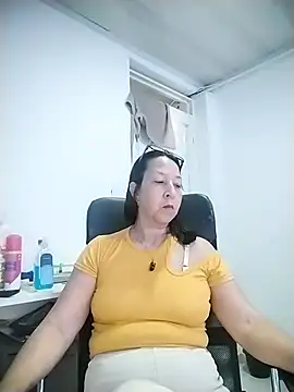 Snapshot of RosseLaure chatting on 06/14/26, 08:11 RosseLaure online show from 06/14/26, 08:11
