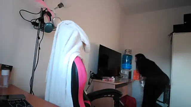 Snapshot of Yulian_Milf chatting on 02/26/26, 04:50 Yulian Milf online show from 02/26/26, 04:50