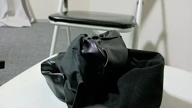 kyuleather online show from 04/17/26, 08:06