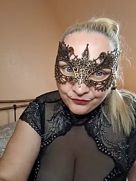 Snapshot of MaskedQueen77 chatting on 06/12/26, 05:23 MaskedQueen77 online show from 06/12/26, 05:23