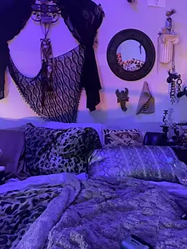Snapshot of luxxlola chatting on 04/08/26, 11:32 luxxlola online show from 04/08/26, 11:32