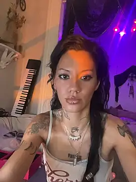 Snapshot of luxxlola chatting on 06/28/26, 01:50 luxxlola online show from 06/28/26, 01:50