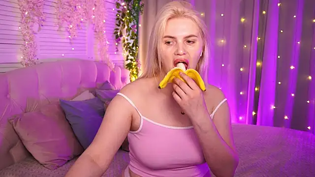 Snapshot of AmeliaWeells chatting on 05/15/26, 03:57 AmeliaWeells online show from 05/15/26, 03:57
