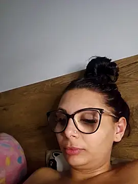 Snapshot of HiddendesireXO01 chatting on 02/12/26, 10:27 HiddendesireXO01 online show from 02/12/26, 10:27