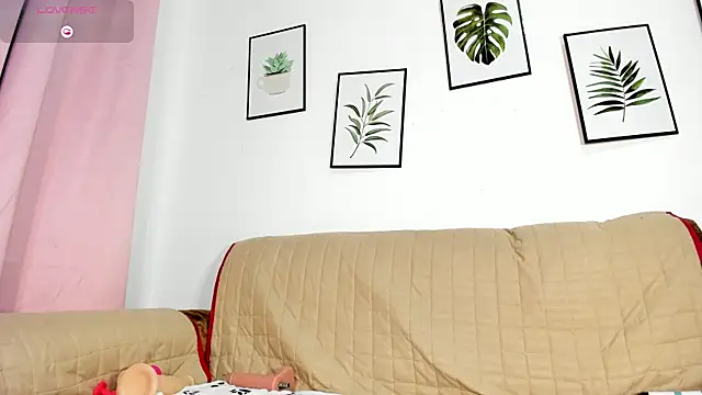 Snapshot of DomenicaW chatting on 02/10/26, 12:31 DomenicaW online show from 02/10/26, 12:31