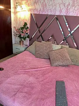 Snapshot of SOPHIIE_LUX_ chatting on 02/25/26, 07:01 SOPHIIE LUX online show from 02/25/26, 07:01