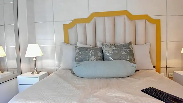 Crystal Rose   online show from 02/08/26, 11:35