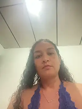 Snapshot of Rosalinda_77 chatting on 05/18/26, 09:42 Rosalinda 77 online show from 05/18/26, 09:42