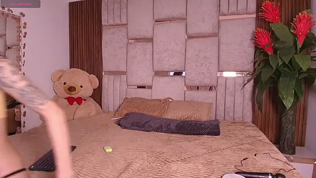 Snapshot of Zoe_dim chatting on 02/23/26, 01:19 Zoe dim online show from 02/23/26, 01:19