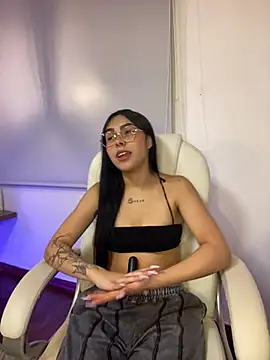 Snapshot of scarlett_pinkk1 chatting on 03/03/26, 05:02 scarlett pinkk1 online show from 03/03/26, 05:02