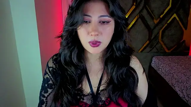 Snapshot of Luvienne chatting on 02/15/26, 07:21 Luvienne online show from 02/15/26, 07:21