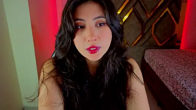 Snapshot of Luvienne chatting on 02/24/26, 08:07 Luvienne online show from 02/24/26, 08:07