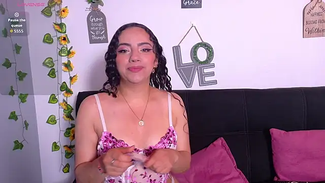 Snapshot of emiily_curly chatting on 04/23/26, 11:20 emiily curly online show from 04/23/26, 11:20
