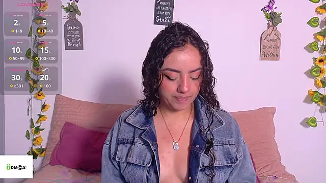 Snapshot of emiily_curly chatting on 05/20/26, 11:27 emiily curly online show from 05/20/26, 11:27