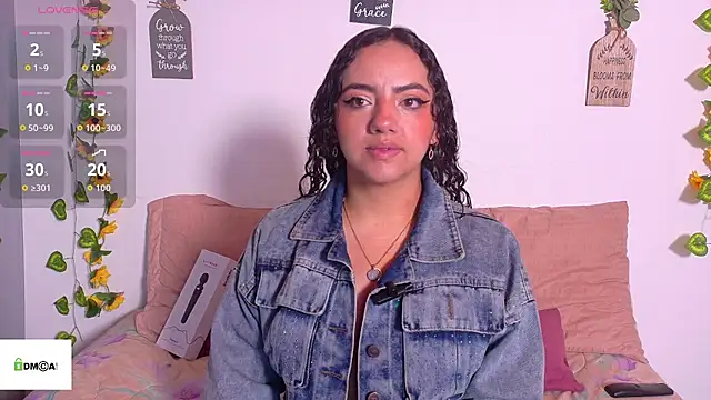 Snapshot of emiily_curly chatting on 05/25/26, 11:05 emiily curly online show from 05/25/26, 11:05