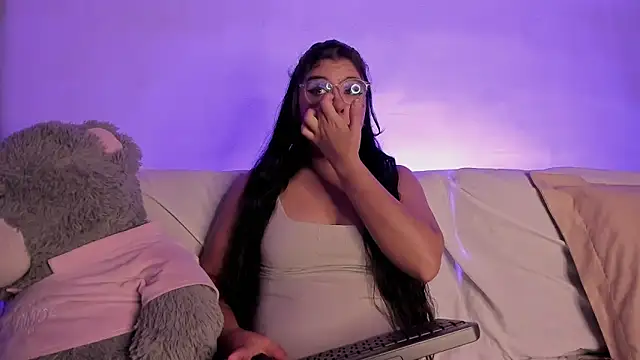 Snapshot of ViolettM chatting on 02/12/26, 12:33 ViolettM online show from 02/12/26, 12:33