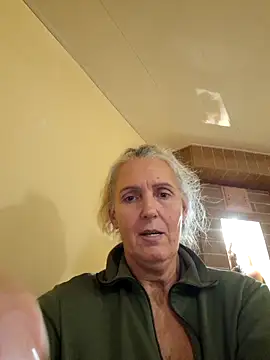 Snapshot of lukerya chatting on 10/26/25, 04:35 lukerya online show from 10/26/25, 04:35