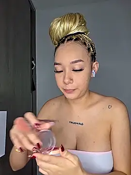 Snapshot of alaia_princess chatting on 05/07/26, 11:21 alaia princess online show from 05/07/26, 11:21