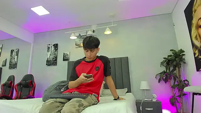 Snapshot of Raphael_Nyon chatting on 03/03/26, 03:23 Raphael Nyon online show from 03/03/26, 03:23