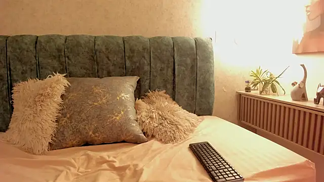 Aleera Walton online show from 03/23/26, 08:24