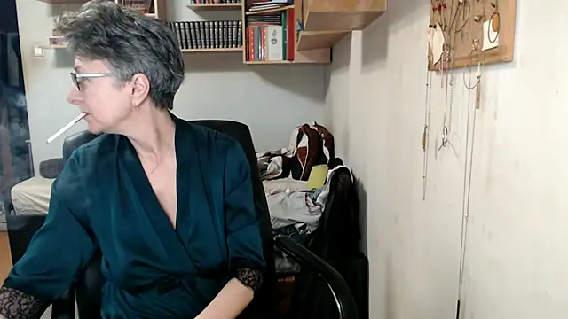 katemodel online show from 10/31/25, 07:20