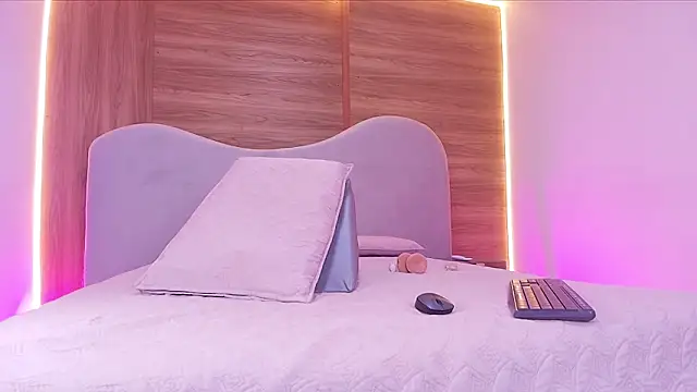 Snapshot of shaina_adams chatting on 03/04/26, 12:00 shaina adams online show from 03/04/26, 12:00