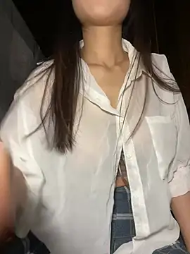 Snapshot of uyensexy chatting on 02/19/26, 03:19 uyensexy online show from 02/19/26, 03:19