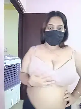 Snapshot of Aliya_Hott chatting on 05/18/26, 03:24 Aliya Hott online show from 05/18/26, 03:24
