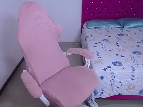 Snapshot of sara_queen69 chatting on 02/15/26, 11:19 sara queen69 online show from 02/15/26, 11:19