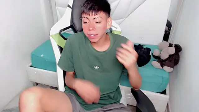 Snapshot of Liarr_ chatting on 03/03/26, 08:04 Liarr online show from 03/03/26, 08:04