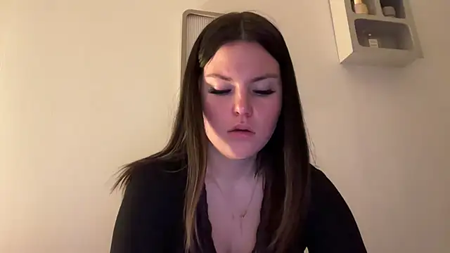 Snapshot of kiaraaaa75 chatting on 02/01/26, 06:17 kiaraaaa75 online show from 02/01/26, 06:17