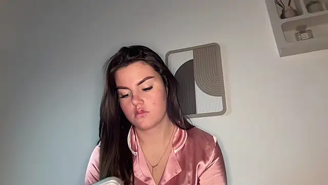 Snapshot of kiaraaaa75 chatting on 02/12/26, 04:35 kiaraaaa75 online show from 02/12/26, 04:35