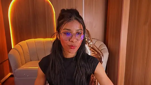 Snapshot of Alina_b_ chatting on 05/27/26, 01:57 Alina b online show from 05/27/26, 01:57