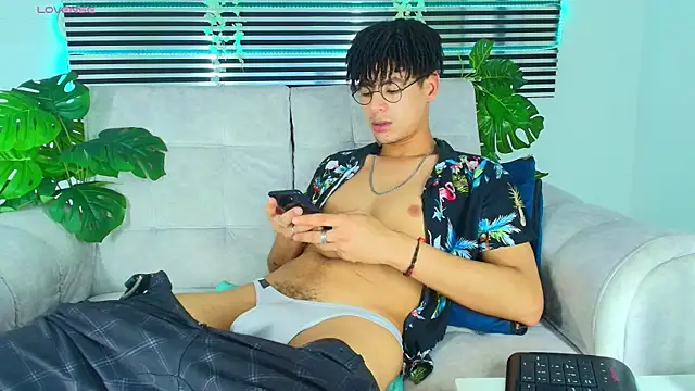 Snapshot of ThiiagoSaeenz chatting on 04/24/26, 03:42 ThiiagoSaeenz online show from 04/24/26, 03:42