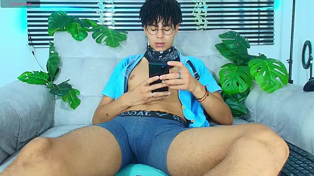 Snapshot of ThiiagoSaeenz chatting on 05/22/26, 04:56 ThiiagoSaeenz online show from 05/22/26, 04:56