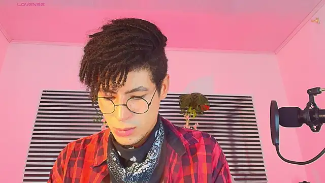 Snapshot of ThiiagoSaeenz chatting on 05/30/26, 04:48 ThiiagoSaeenz online show from 05/30/26, 04:48