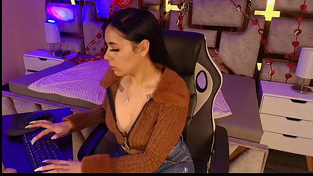 cristal  violetaa online show from 02/21/26, 04:24