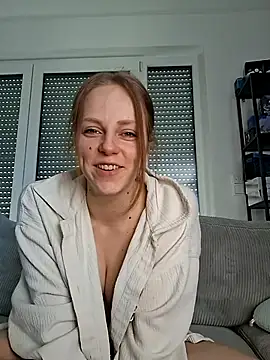 Snapshot of Larifari0406 chatting on 03/03/26, 01:28 Larifari0406 online show from 03/03/26, 01:28