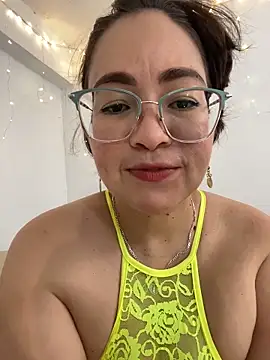 Snapshot of alisbloom chatting on 03/03/26, 06:14 alisbloom online show from 03/03/26, 06:14