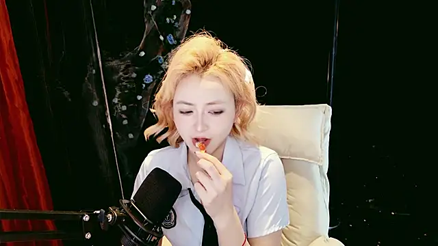 Snapshot of Lady-Mia777 chatting on 02/11/26, 12:32 Lady-Mia777 online show from 02/11/26, 12:32